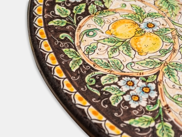 Tisch aus Lavastein mit Obstdekor